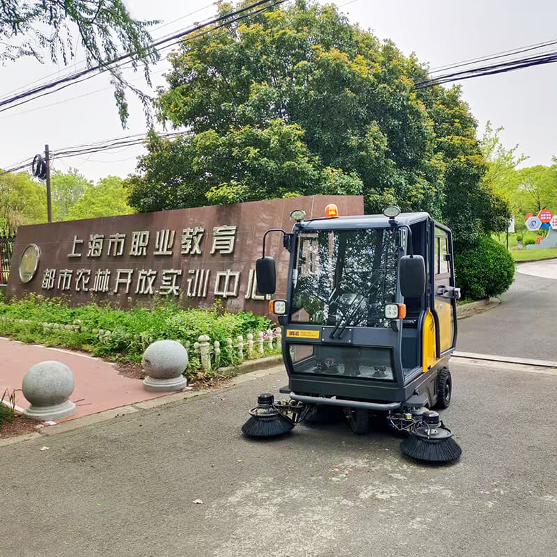 上海職業(yè)教育實(shí)訓(xùn)中心E810FB封閉式掃地機(jī)